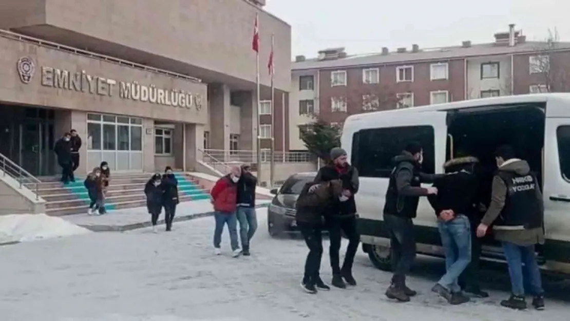 Tutuklu ve hükümlülere uyuşturucu temini iddiasıyla 7 zanlı tutuklandı