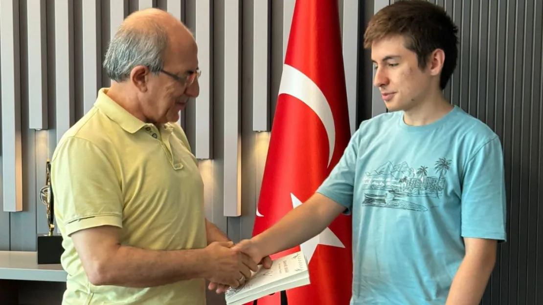 TÜZDEV Başkanı Tekden'den YKS'de başarı elde eden öğrencileri ödüllendirdi