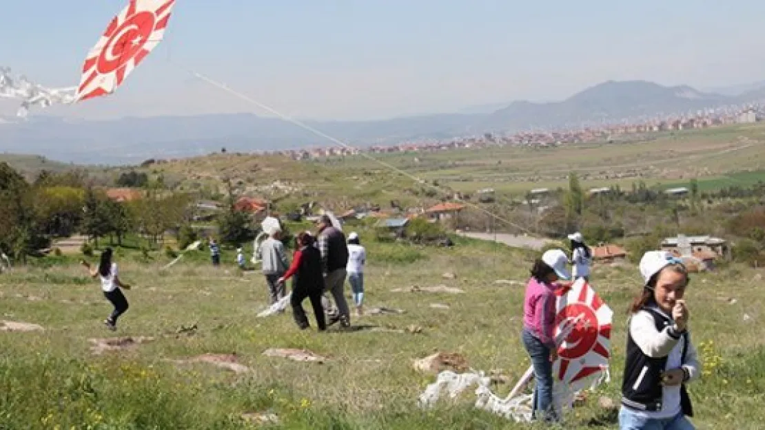 Uçurtmalar gökyüzünü süsledi