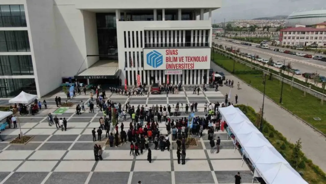 Üniversite tanıtım ve tercih fuarında öğrencilere Togg sürprizi