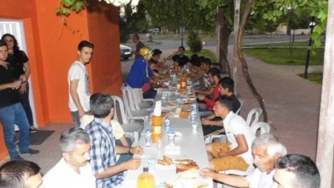 Üniversiteyi kazanan öğrencilere iftar verdi