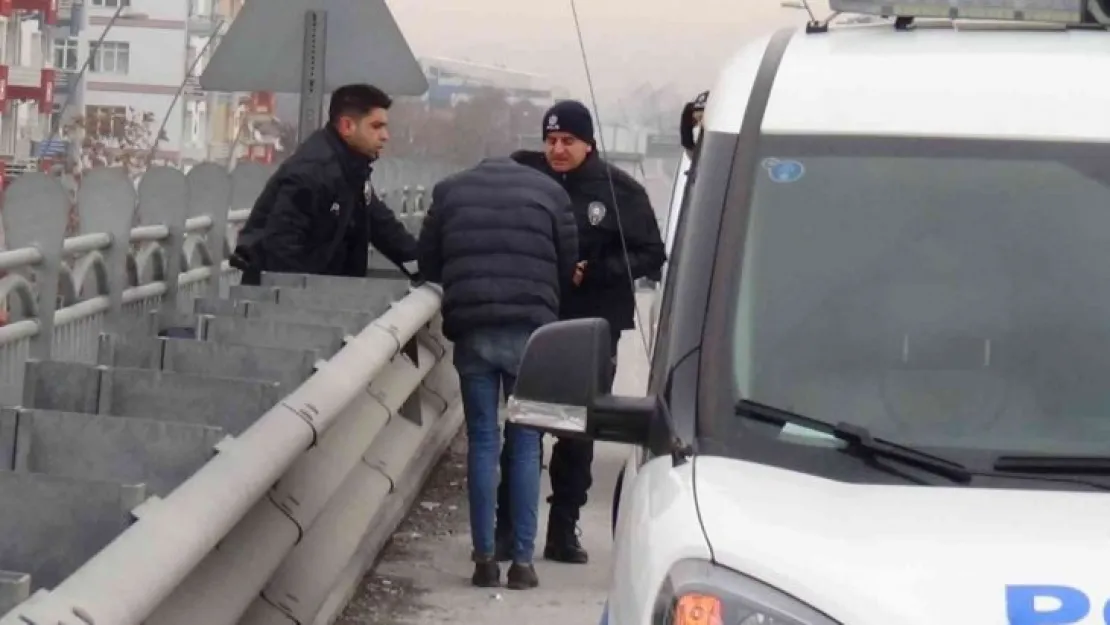 Üst geçide çıkan şahsı polis ekipleri ikna etti