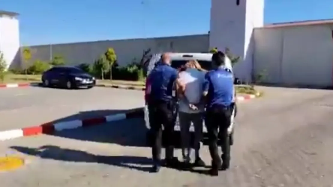 Uygulama sırasında polis memuruna çarpıp kaçan şahıs tutuklandı