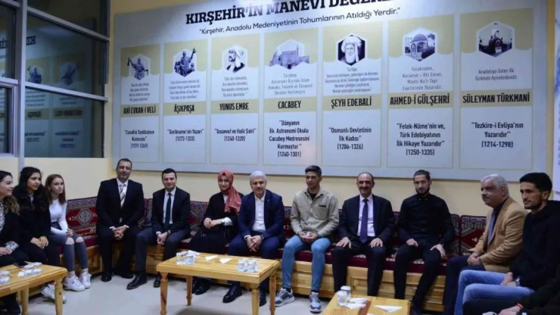 Vali Akın üniversite öğlencileriyle bir araya geldi