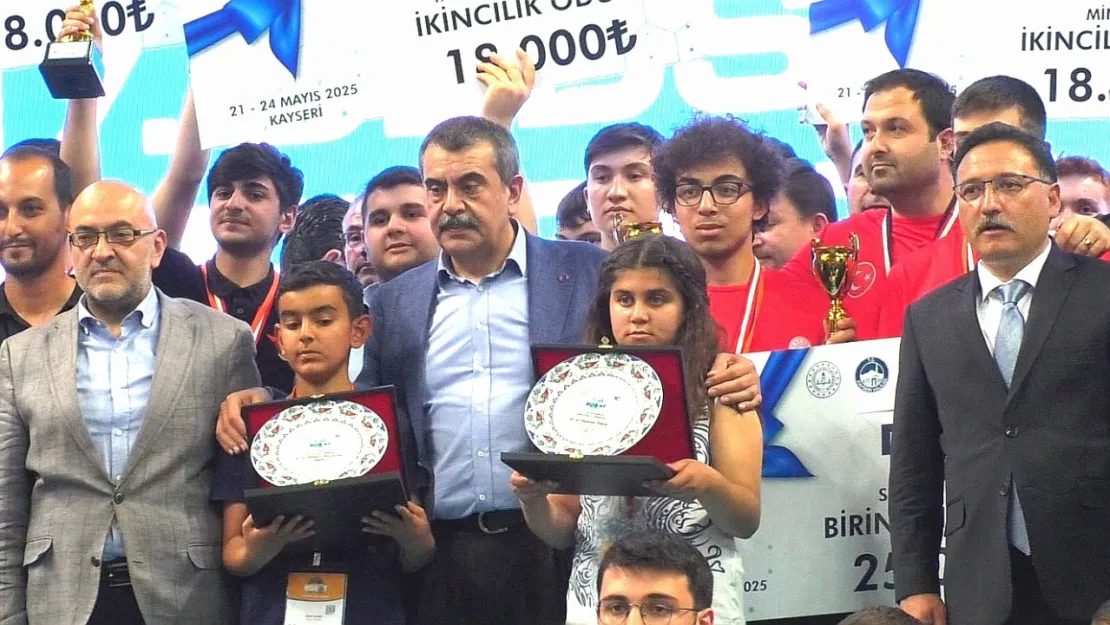 Vali Çiçek: 'Gençlerimiz, memleket sevdalarını, robotlarla yarıştırdılar'