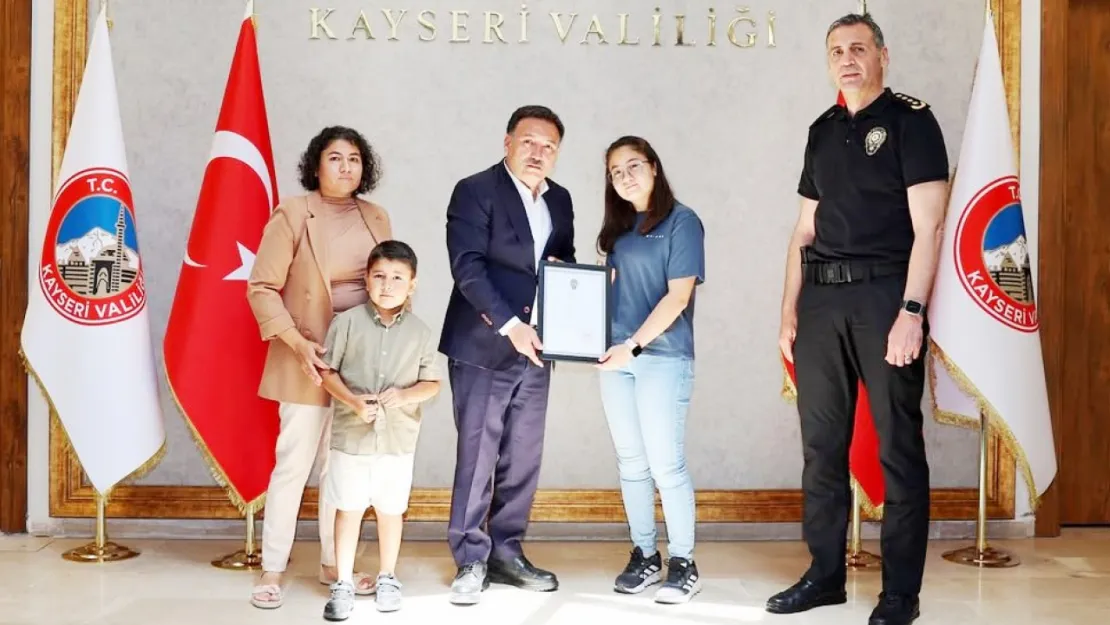 Vali Çiçek, şehit yakınlarına şehadet belgesini verdi