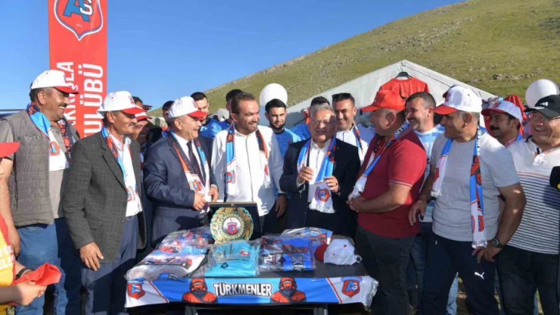 Vali Çiçek Ve Başkan Büyükkılıç, Akkışla Yoğurt Bayramı Ve Kilim Festivali'nde vatandaşla buluştu