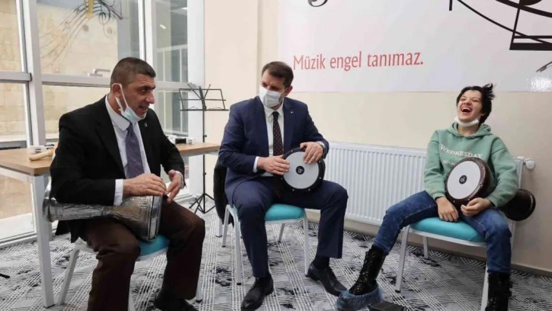 Vali yürekleri ısıttı, engellilerle darbuka çalıp şarkılar söyledi