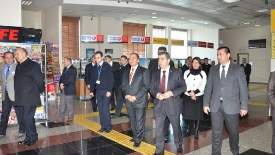  VALİ DÜZGÜN HAVALİMANINDA İNCELEMELERDE BULUNDU