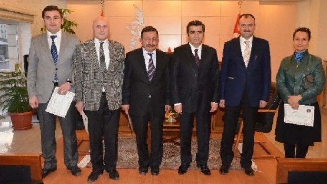 Vali Düzgün'den Bilim Kahramanı Okula Ödül 