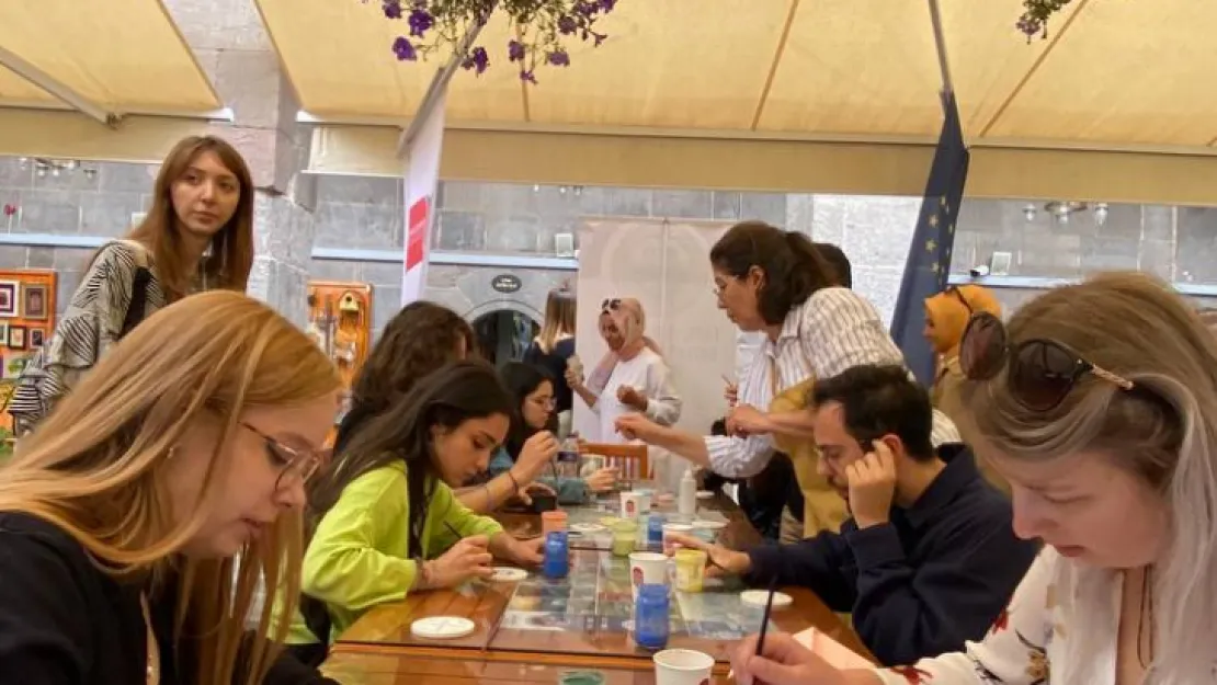 Yabancı gençler Türk kültürüne ait el sanatlarını yaptı