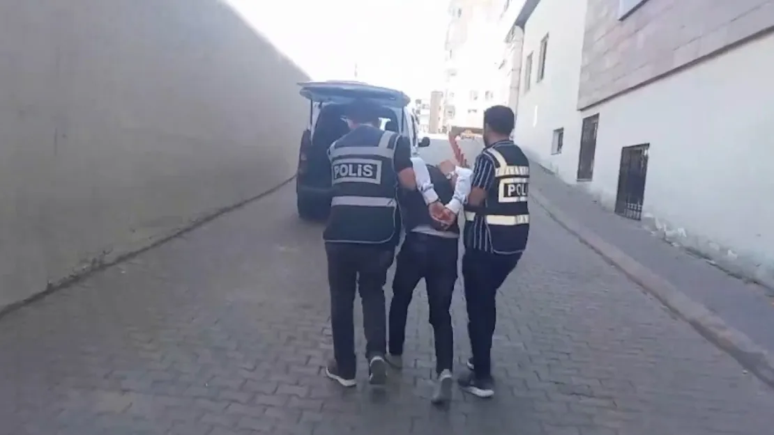 Yağma suçundan aranan 2 kişi yakalandı