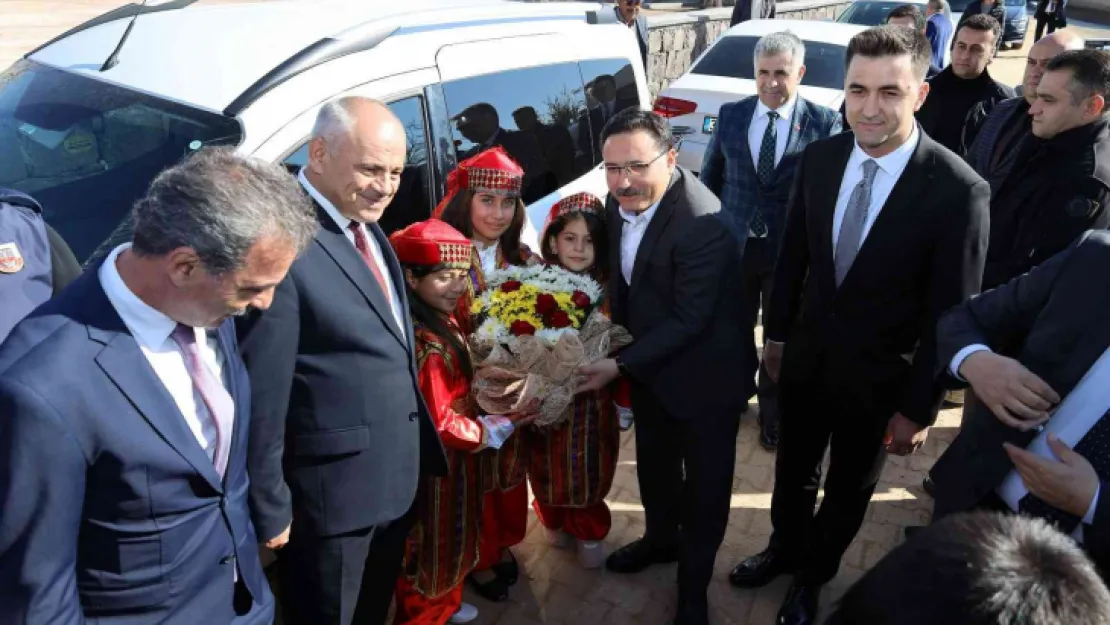 Yahyalı'da ilkokul, halı saha ve kadın kooperatifi törenle açıldı