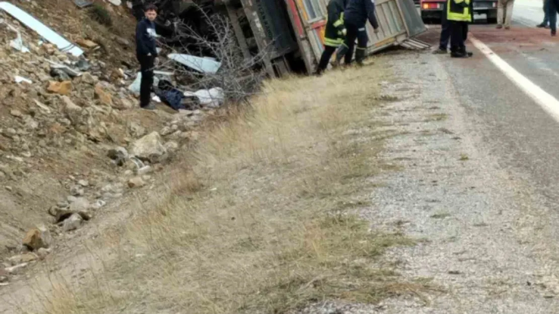 Yahyalı'da kamyon şarampole devrildi: 1 yaralı