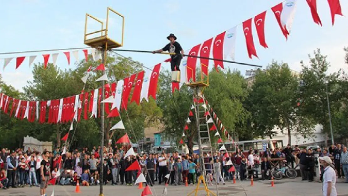 Yahyalı'da tel cambazı gösterisi ilgiyle izlendi