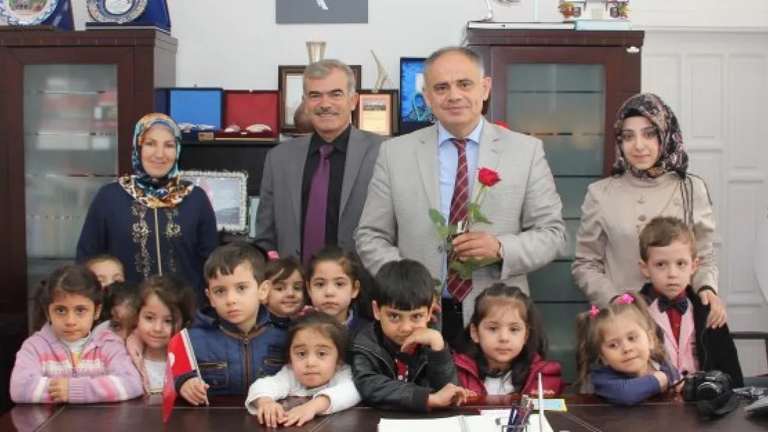 Yahyalılı minikler başkan Öztürk'ün kutlu doğum haftasını kutladı