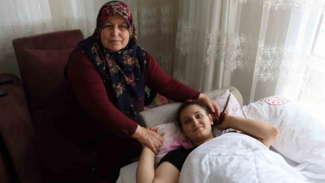 Yaralı depremzedeye ve bebeğine evini açtı, anne şefkatiyle bakıyor