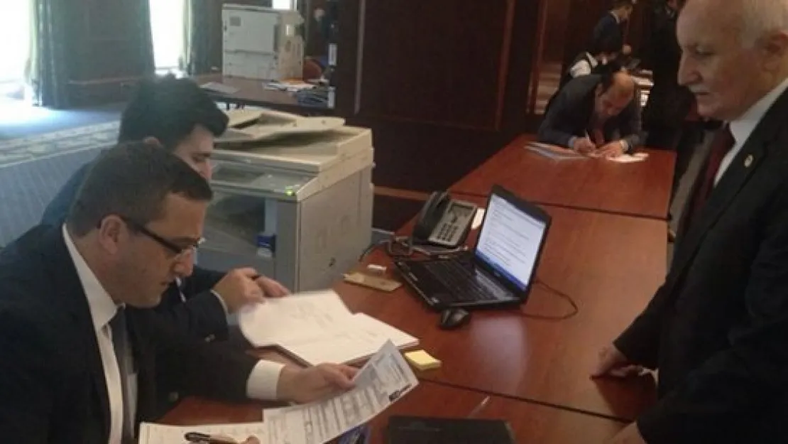 Yaşar Karayel başvurusunu AK Parti Genel Merkezi'ne yaptı