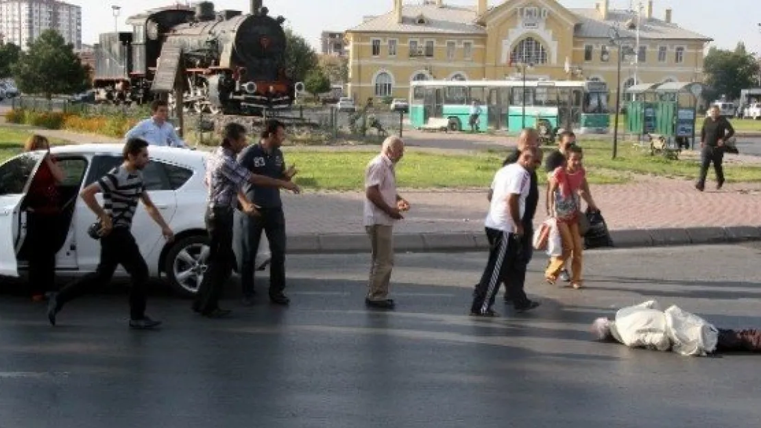 Yaşlı Adama Çarpan Kadın Sürücü Şoka Girdi 