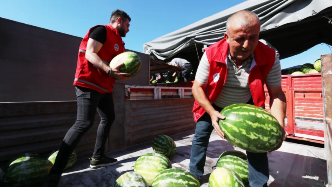 Yaz Sıcaklarında Dayanışma: Kayseri'de Karpuz Dağıtımı