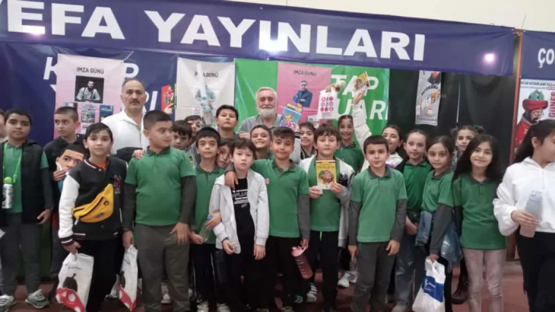 Yazarımız Ali ÖZKANLI 6. Kayseri Kitap fuarında ilgi odağı oldu.