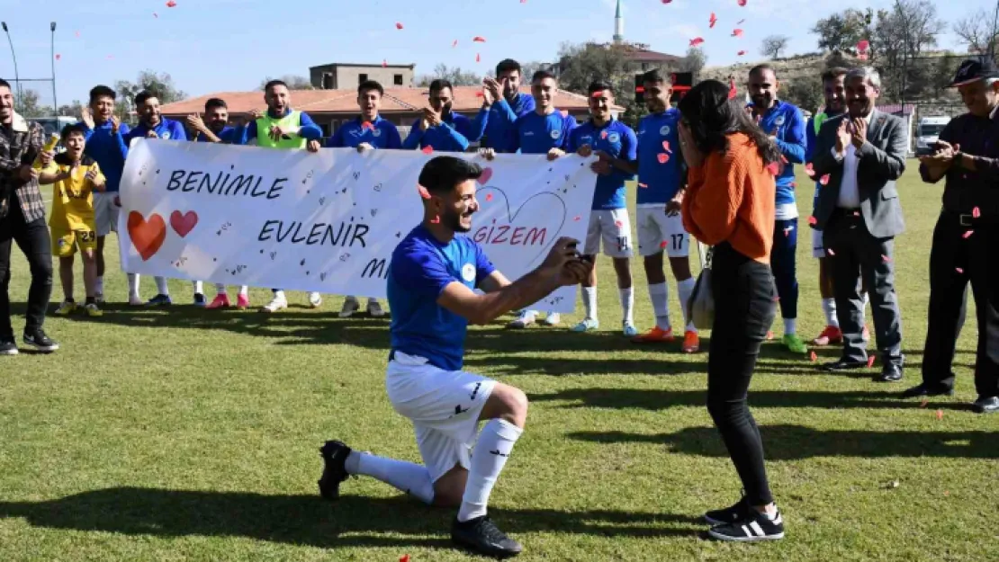 Yeşil sahada sürpriz evlilik teklifi