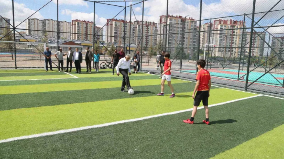 Yeşilyurt Park Alanı'nı inceleyen Başkan Büyükkılıç, gençlerle buluştu