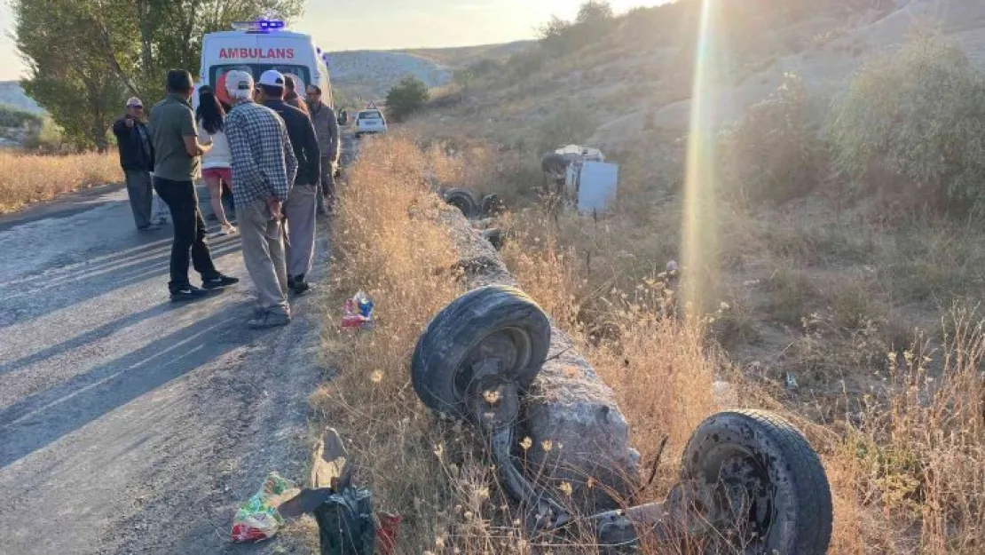 Yol kenarına uçan aracın tekerlekleri koptu: 2 yaralı