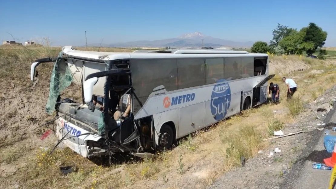 Yolcu otobüsü yoldan çıktı: 1'i ağır 17 yaralı