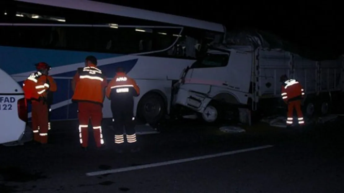 Yolcu otobüsü ile kamyon çarpıştı: 16 yaralı