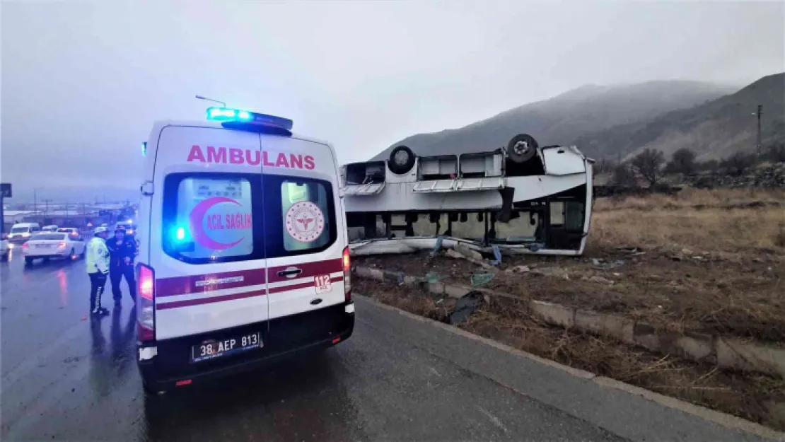 Yoldan çıkan işçi servisi takla attı: 1'i ağır 22 yaralı