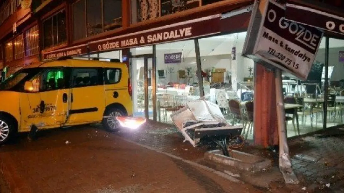 Yoldan Çıkan Taksi İş Yerine Girdi: 1 Yaralı 