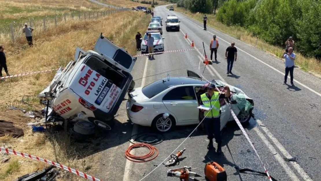 Yozgat'ta iki araç kafa kafaya çarpıştı: 3 ölü, 1 yaralı