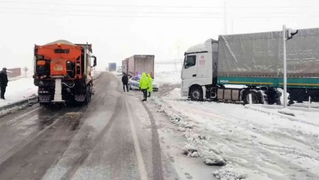 Yozgat'ta kar ulaşımı aksattı, çok sayıda tır ver araç yolda kaldı