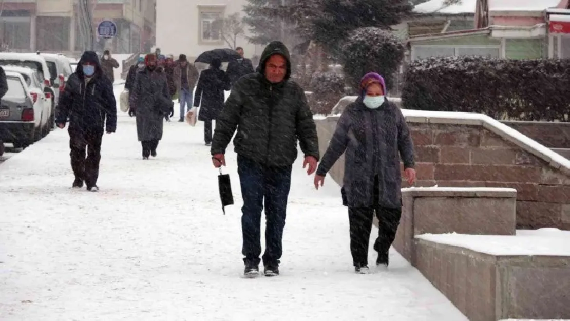 Yozgat'ta kar yağışı etkili oluyor