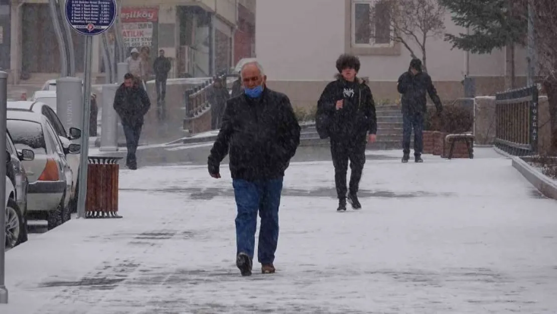 Yozgat'ta kar yağışı etkili oluyor