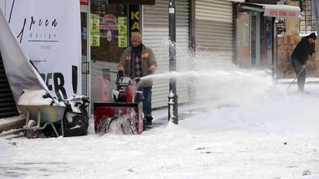 Yozgat'ta kar yağışı etkili oluyor