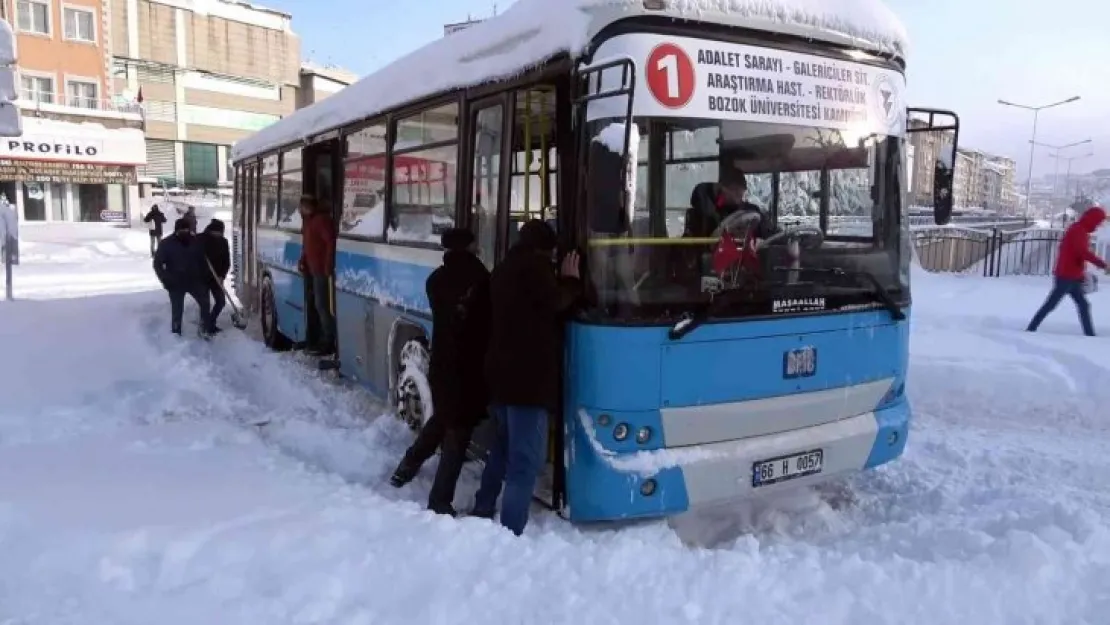 Yozgat'ta karla kaplı yollarda araçlar mahsur kaldı, özel halk otobüsü kara saplandı