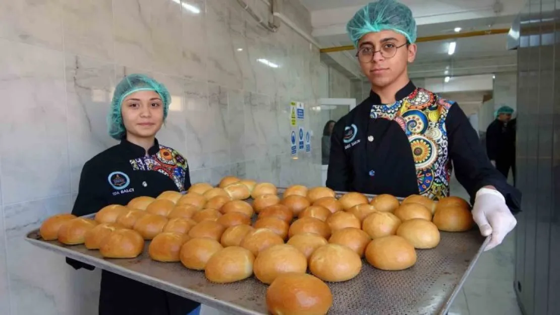 Yozgat'ta öğretmen ve öğrenciler, depremzedeler için ekmek ve yemek hazırlıyor