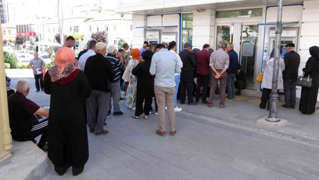 Yozgat'ta sosyal konut için banka önlerinde yoğunluk sürüyor