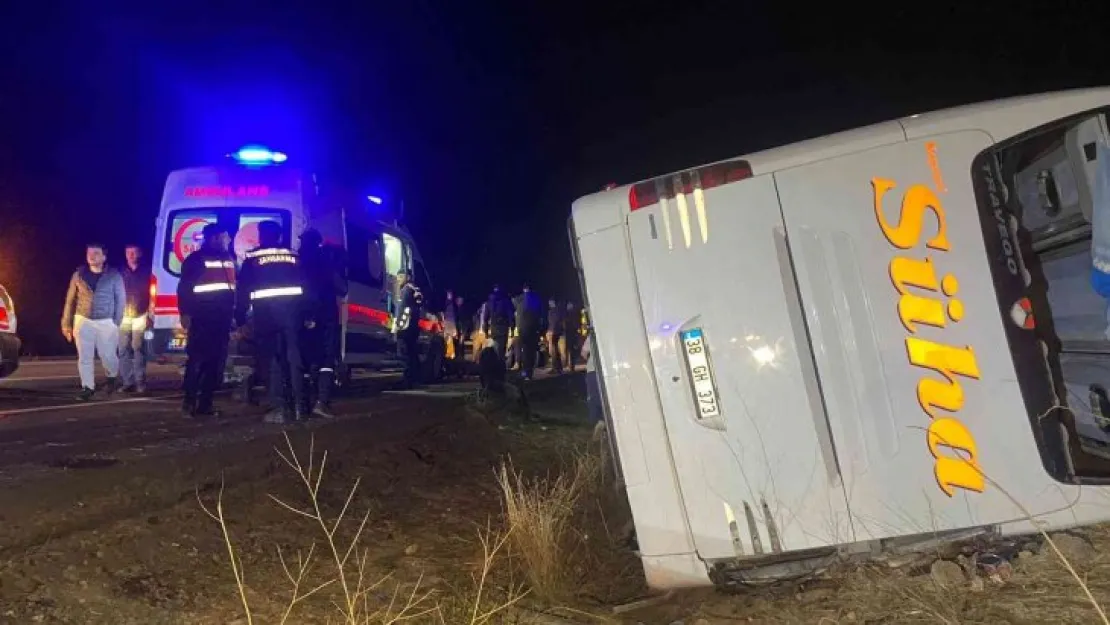 YRP'nin Genel Kurulu'ndan dönenleri taşıyan otobüs devrildi