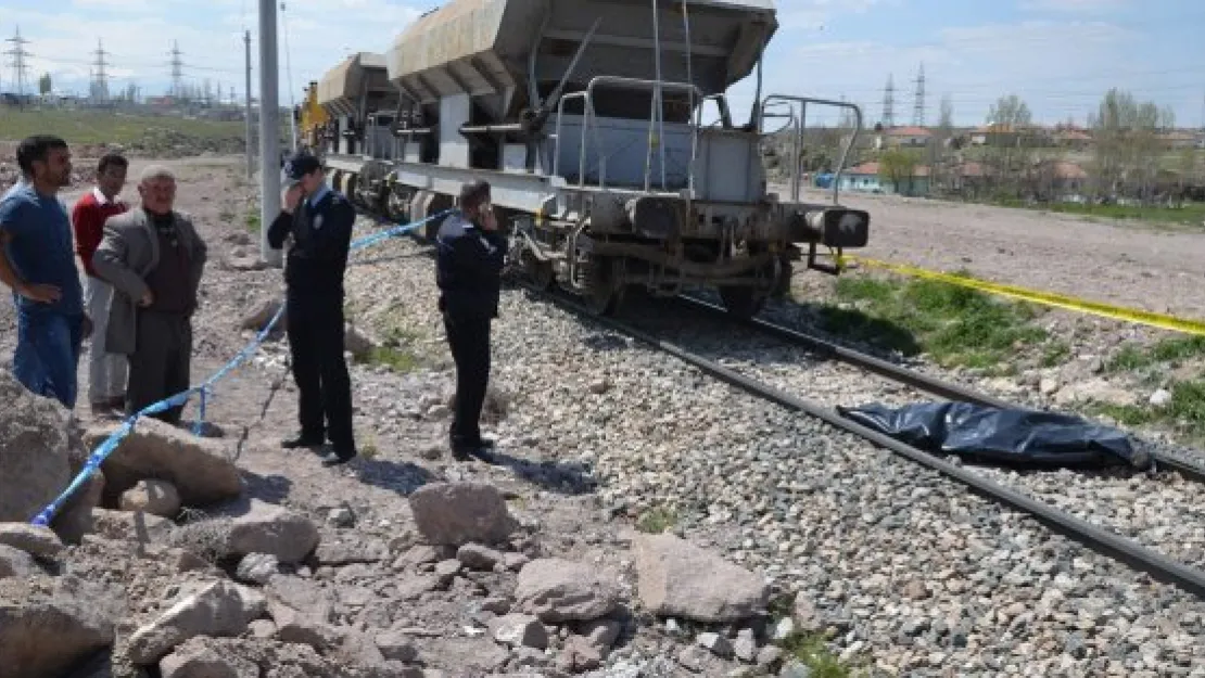 YÜK TRENİNİN ÇARPTIĞI YAŞLI ADAM HAYATINI KAYBETTİ