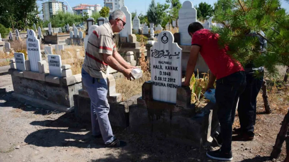 Yürekleri burkan cenaze: Kemikleri plastik kutunun içerisinde getirildi