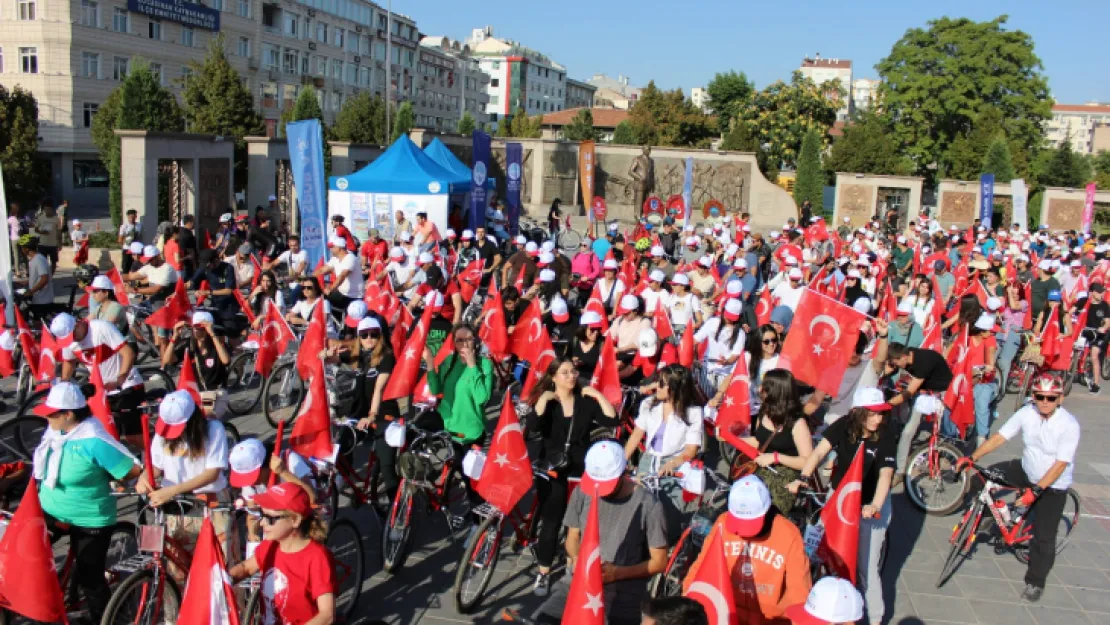 Yüzlerce vatandaş zafere pedalladı