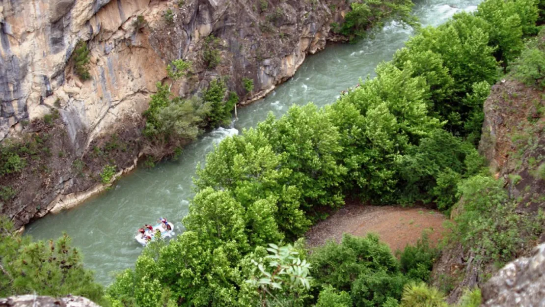 Zamantı Irmağı'ndan 10 ton çöp çıkarıldı