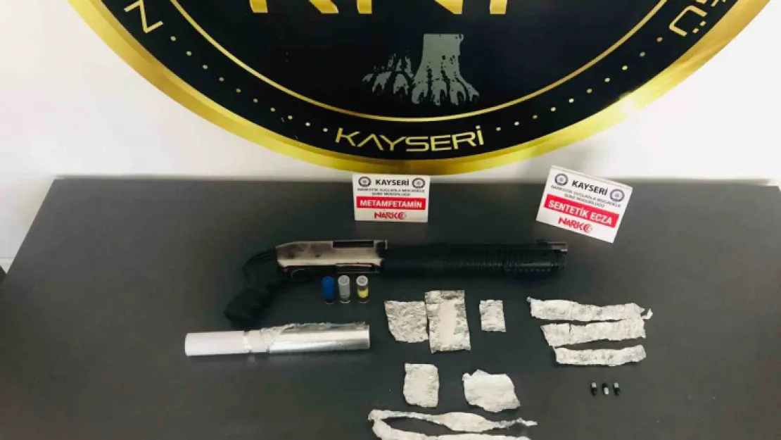 Zehir tacirleri polisten kaçamadı
