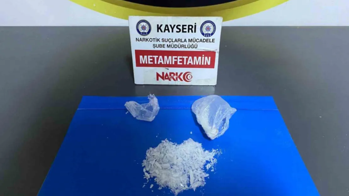 Zehir tacirleri polisten kaçamadı
