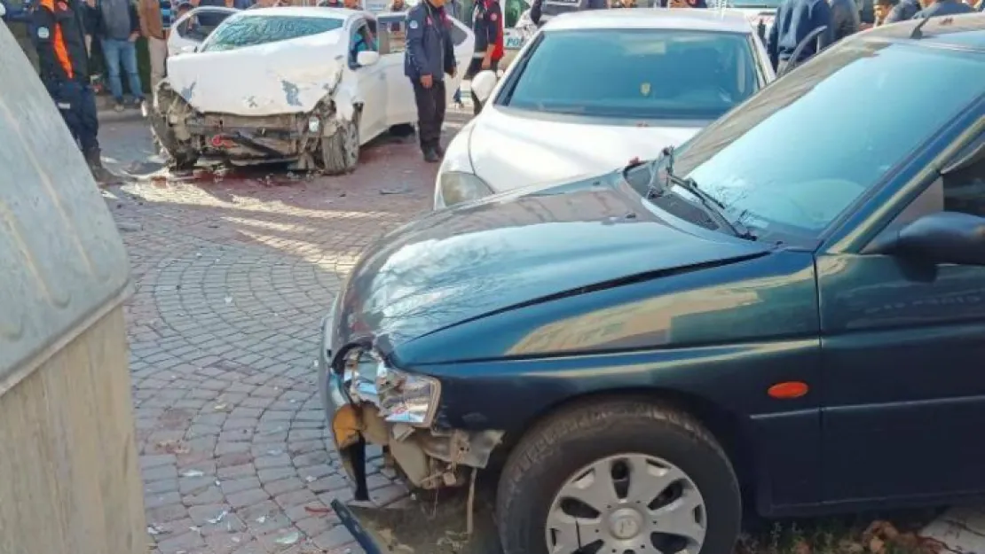 Zincirleme kazada 3 otomobil çarpıştı: yaralılar hastaneye kaldırıldı