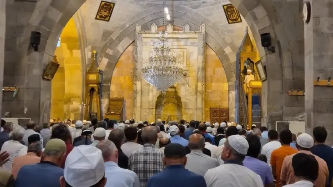 Ramazan'da Manevi Uyanış: Diyanet'ten Eğlence Uyarısı ve Ramazan'ın Gerçek Anlamı