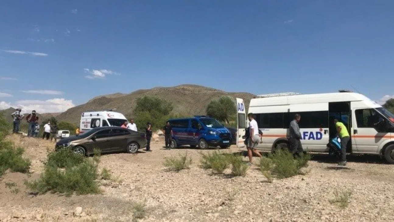 Çocuklarını kurtarmak için girdiği nehirde çocuklarıyla beraber boğuldu